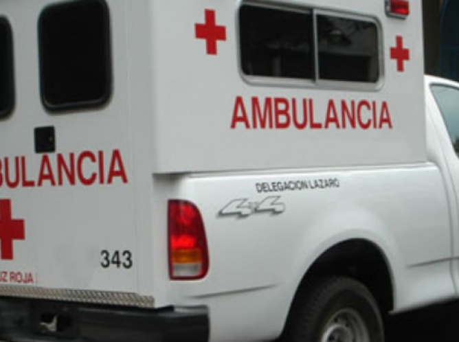Un muerto y dos heridos deja choque de auto vs poste en Iztapalapa
