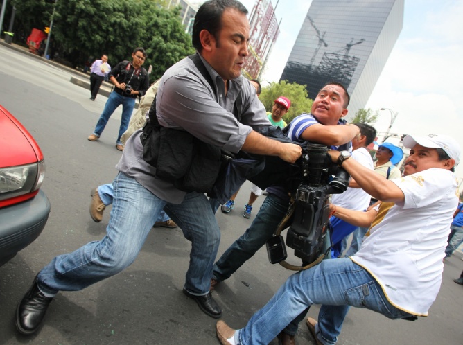 CNTE generaron malestar y agresiones a ciudadanos y periodistas