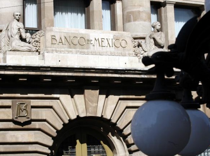 Banxico reconoce riesgo de una mayor depreciación del tipo de cambio