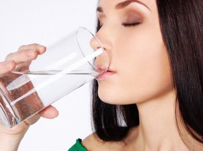 Un vaso de agua antes de comer ayuda a adelgazar