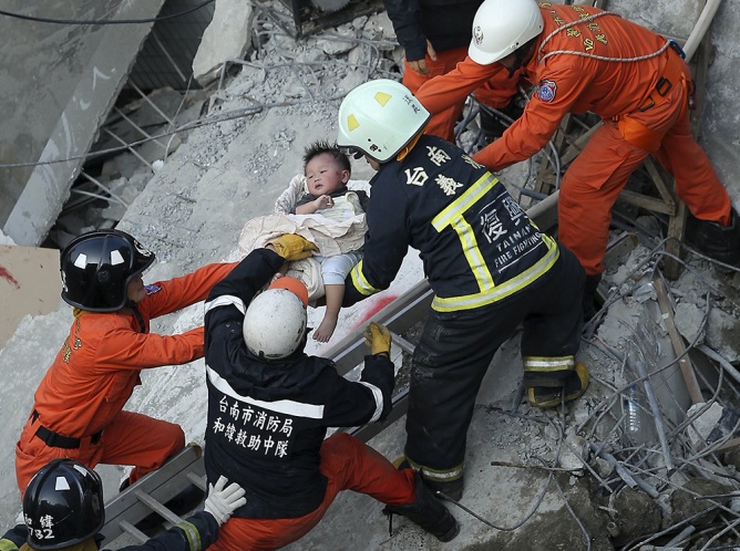 Van 14 muertos por sismo en Taiwán; buscan a cientos de desaparecidos