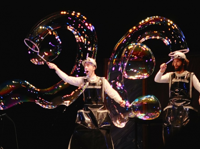 De Rusia para México, 'Magic Bubble Show'; pura magia en el escenario