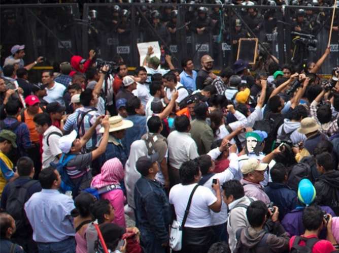 Bloqueos de la CNTE afectan comercios en Bucareli