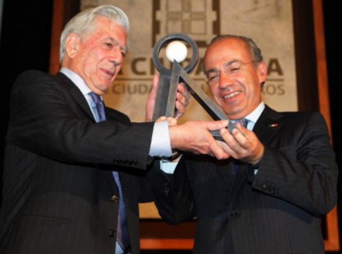 Calderón entregó el premio Carlos Fuentes a Vargas Llosa 