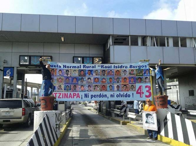 Padres de los 43 toman casetas de la México-Cuernavaca