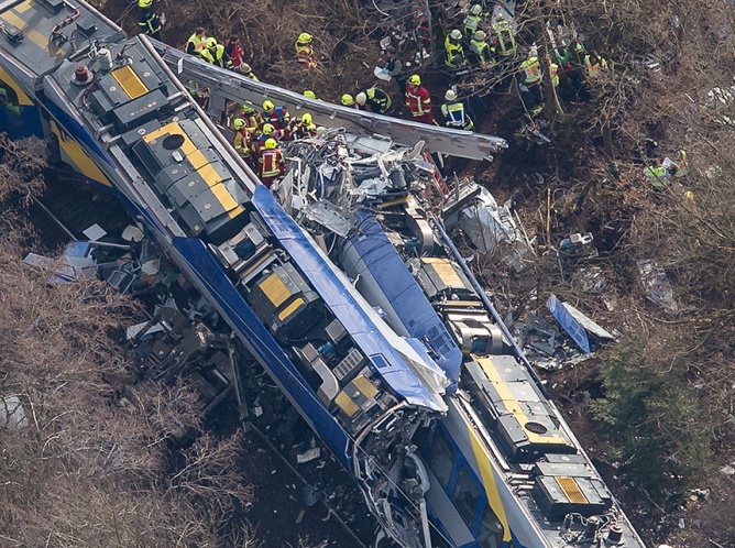 Choque de trenes en Alemania deja al menos 9 muertos