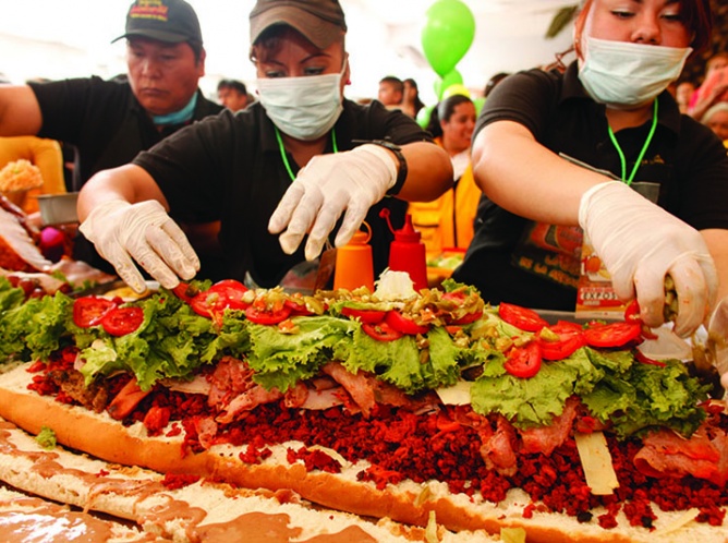 Quiere V. Carranza romper récord de la torta más grande del mundo