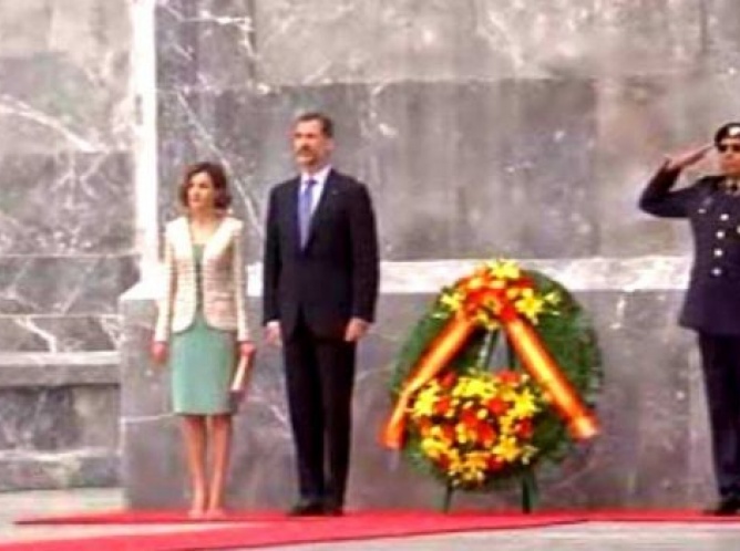 Reyes españoles depositan ofrenda floral en Altar a la Patria