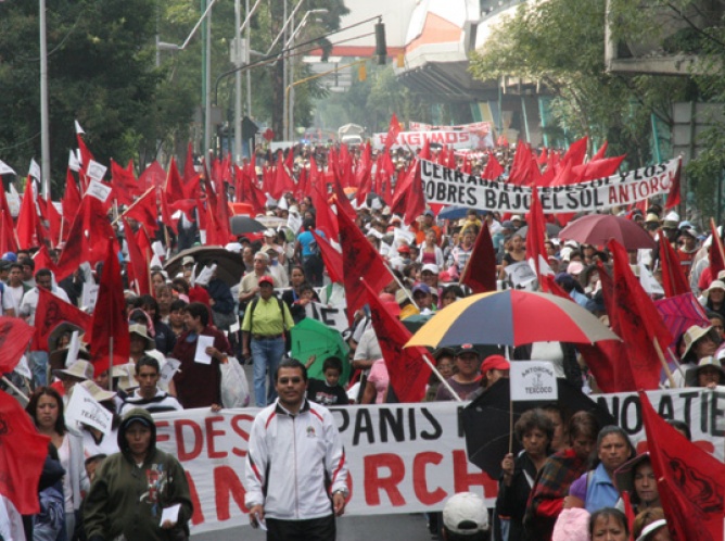 Antorchistas paralizan Reforma de Chapultepec al Zócalo