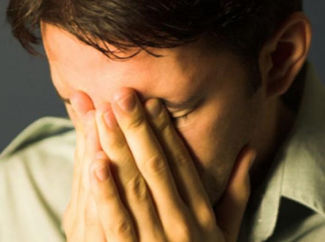 Hombres toleran menos el dolor emocional que mujeres: psicólogo