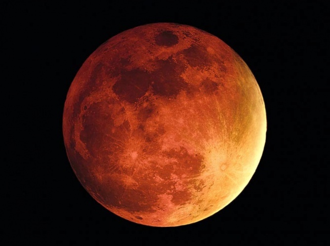 ¡Noche de Eclipse Lunar de Sangre!