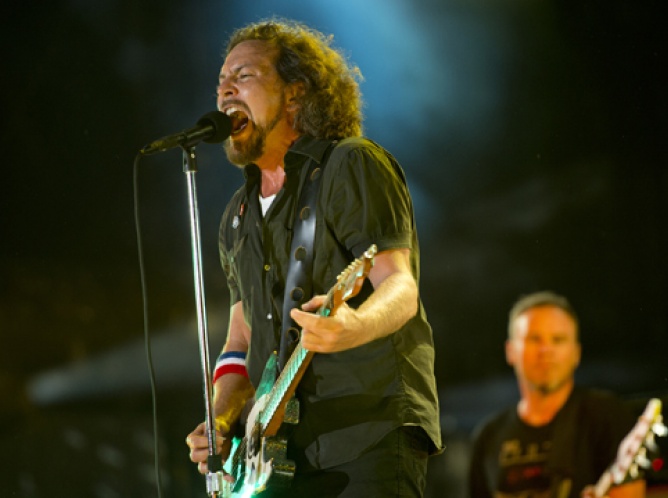 Eddie Vedder detiene concierto para defender a mujer