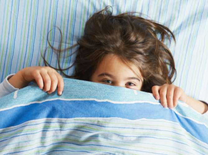 ¿Qué debes hacer si tu hijo moja la cama?