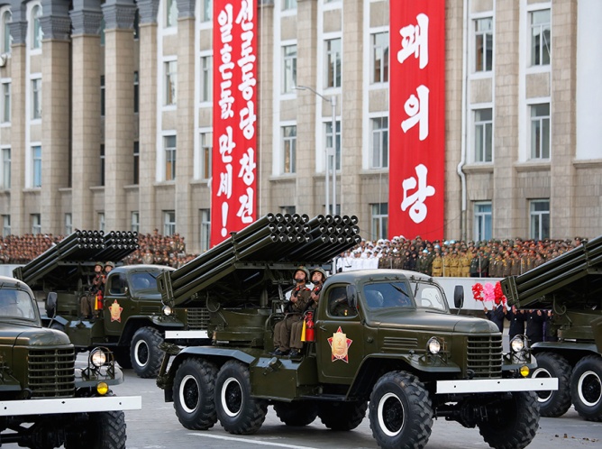 Corea del Norte encara a EU; presume músculo militar