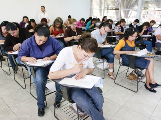 Aspirantes a plazas docentes se quedan en espera de examen
