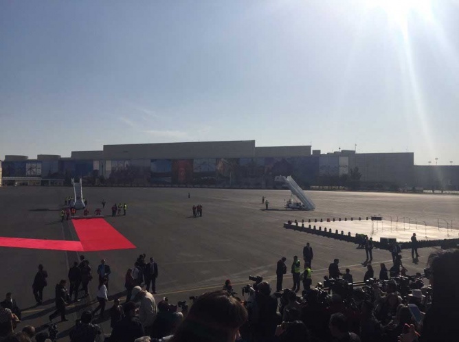 Ingresan personas a hangar presidencial para recibir al Papa