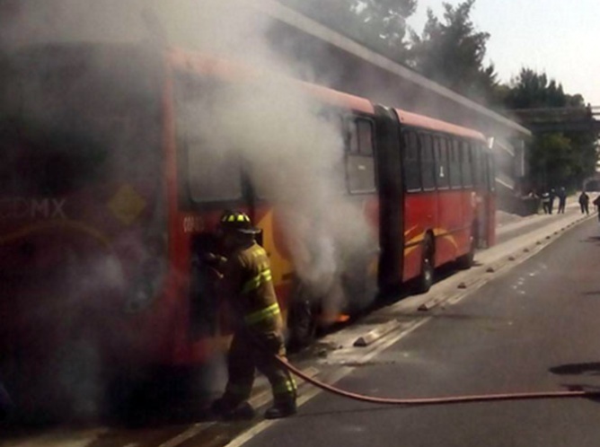 Se incendia unidad del Metrobús en Iztacalco