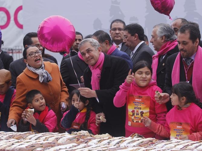 Mancera parte Rosca de Reyes en el Zócalo capitalino