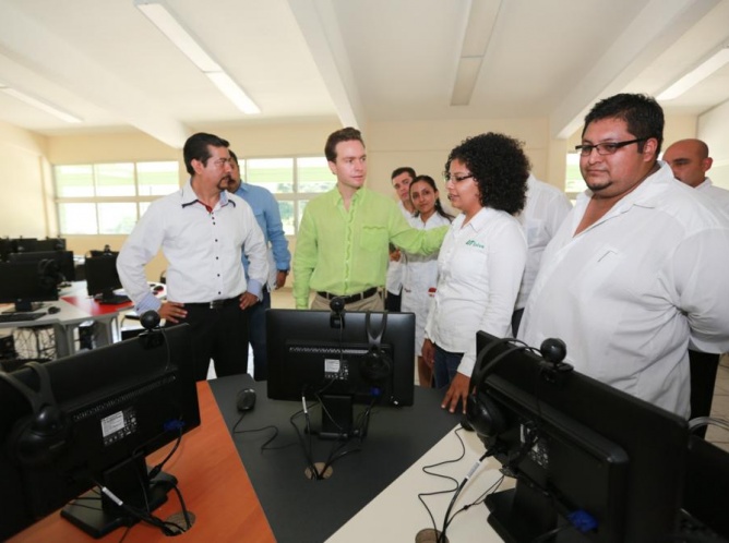 Vellasco Coello entrega infraestructura a universidad en Chiapas