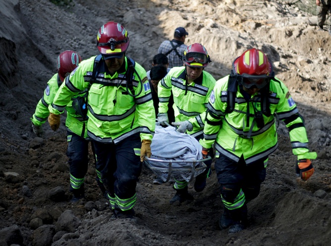 Suman 48 muertos por alud en Guatemala; reanudan búsqueda