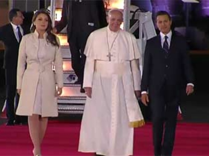 Presidente Peña recibe al Papa Francisco en el AICM
