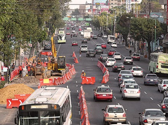 Cae automovilista a zanja en obras del Metrobús Lindavista