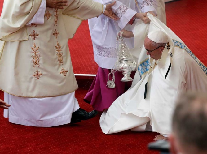 Papa resbala y cae durante misa en Polonia