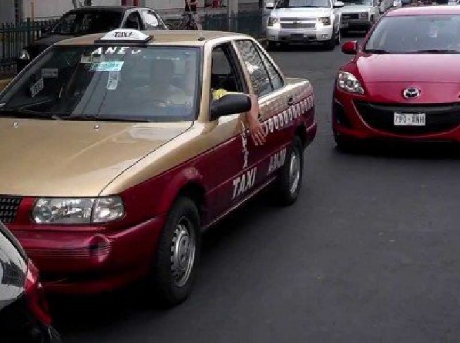 Semovi busca eliminar la aplicación del programa Hoy No Circula a taxis 