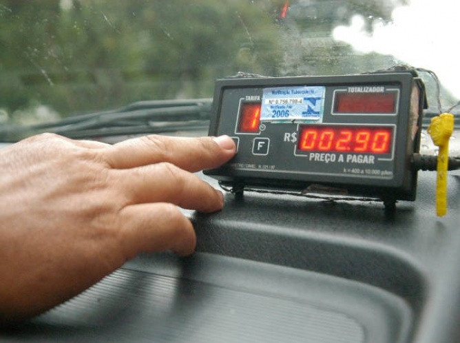 Operan 100 mil taxis en DF sin taxímetro verificado