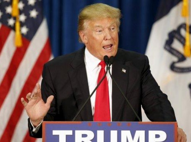 Hombre lanza tomate a Donald Trump durante mitin en Iowa