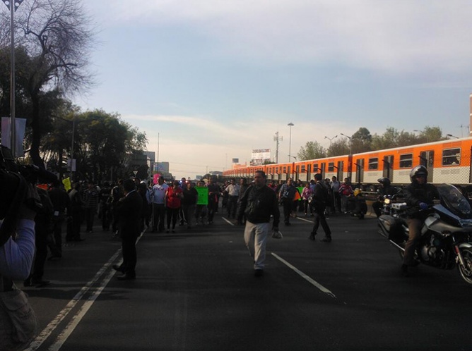 Vagoneros  bloquean Tlalpan en marcha hacia el Zócalo 