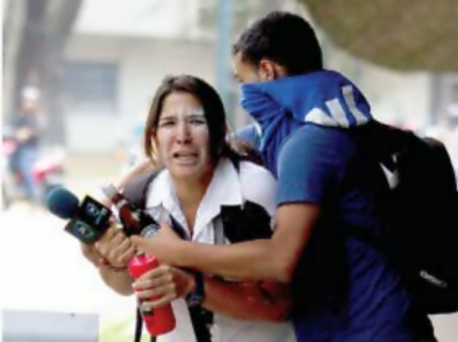 Periodistas son atacados por escuadrones de Maduro